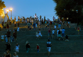 Odessa  Ukraine  Menschen auf der Potemkinsche Treppe am Abend