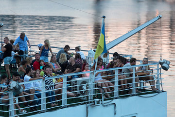 Odessa  Ukraine  Passagiere an Deck eines Ausflugsdampfers