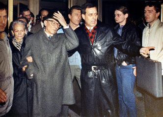 Berlin  DDR  Erich Honecker wird nach seiner Verhaftung am 29.01.1990 abgefuehrt