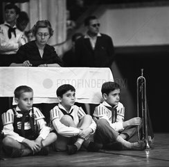 Berlin  DDR  Jungen sitzen beim VII Parlament der FDJ auf dem Boden