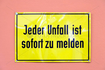 Berlin  Deutschland  Schild: Jeder Unfall ist zu melden