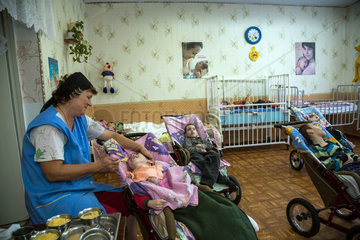 Orhei  Moldawien  Betreuerin mit Kleinkindern in einem staatlichen Waisenhaus