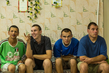 Orhei  Moldawien  geistig behinderte Jugendliche beim Fernsehen in einem staatlichen Waisenhaus