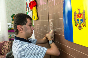Orhei  Moldawien  Jugendlicher in einem staatlichen Waisenhaus beim Schreiben