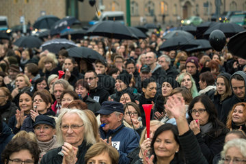 Posen  Polen  schwarzer Protest gegen die Verschaerfung des Abtreibungsrechts