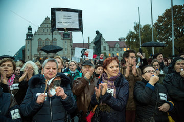Posen  Polen  schwarzer Protest gegen die Verschaerfung des Abtreibungsrechts