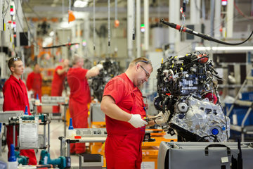 Wreschen  Polen  Montage von Motoren fuer den Crafter im VW-Nutzfahrzeuge Werk