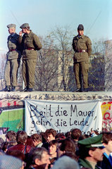 Berlin  Deutschland  Grenzsoldaten der DDR auf der Mauer vor dem Brandenburger Tor