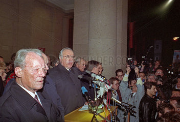 Berlin  Deutschland  Altkanzler Willy Brandt und Bundeskanzler Dr. Helmut Kohl