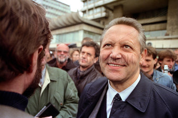 Berlin  DDR  Guenter Schabowski auf der Grossdemonstration am 04.11.1989