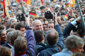 Leipzig  DDR  Bundeskanzler Dr. Helmut Kohl nimmt ein Bad in der Menge