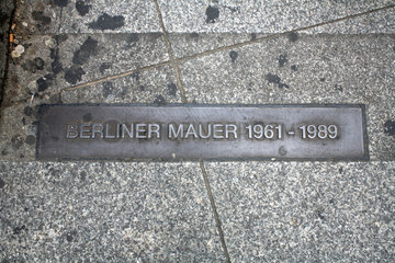 Berlin  Deutschland  Gedenktafel Verlauf der Berliner Mauer auf dem Potsdamer Platz