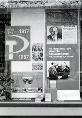 Berlin  DDR  Schaufenster erinnert an den 70. Jahrestag der Oktoberrevolution