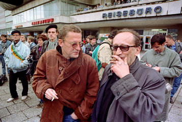 Berlin  DDR  Heiner Mueller (re.) auf der Grossdemonstration am 04.11.1989