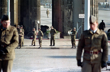 Berlin  Deutschland  Grenzsoldaten der DDR vor dem Brandenburger Tor