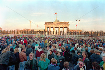 Berlin  Deutschland  Grenzsoldaten der DDR auf der Mauer vor dem Brandenburger Tor