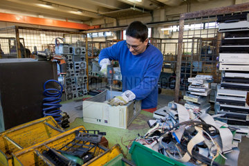 Berlin  Deutschland  Mitarbeiter der BRAL zerlegt einen Computer in Einzelteile