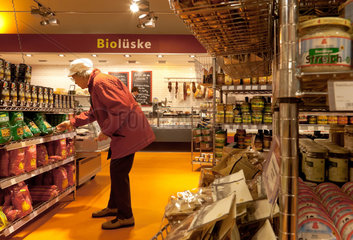 Berlin  Deutschland  eine Kundin im Bio-Supermarkt Biolueske