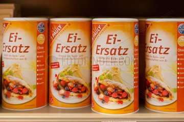 Berlin  Deutschland  Ei-Ersatz in einem Veganz-Supermarkt fuer vegane Ernaehrung