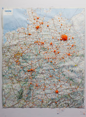 Berlin  Deutschland  Stecknadeln in einer Deutschlandkarte im Zentrum fuer Ionenstrahltechniken