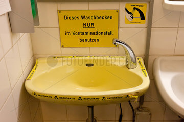 Berlin  Deutschland  Kontaminationswaschbecken im Zentrum fuer Ionenstrahltechniken