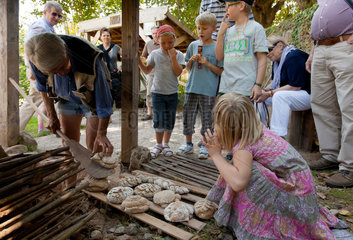 Ebergoetzen  Deutschland  Kinder backen Brot wird im steinzeitlichen Backofen