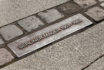 Berlin  Deutschland  eiserne Bodenplatte mit der Aufschrift Berliner Mauer 1961-1989