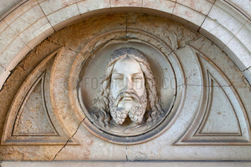 Berlin  Deutschland  ein Relief mit dem Gesicht Jesu auf dem Friedhof am Suedstern