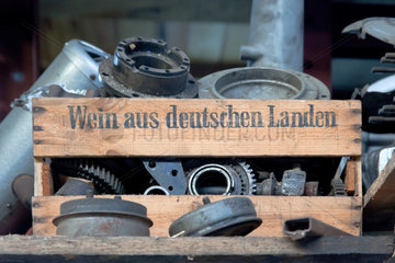 Berlin  Deutschland  Autoersatzteile in einer alten Weinkiste