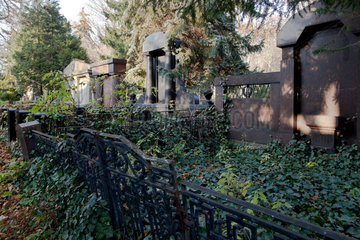 Berlin  Deutschland  verwilderte Graeber auf dem Friedhof am Suedstern