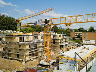 Hegnau  Schweiz  Baukran auf einer Wohnungsbaustelle