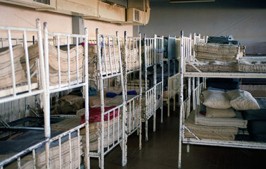 Omarska  Bosnien-Herzegowina  leere Betten im Gefangenenlager Omarska