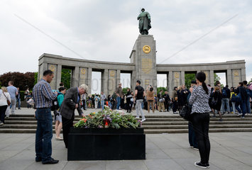 Berlin  Deutschland  Besucher am Sowjetischen Ehrenmal zum Gedenken an das Ende des 2. Weltkriegs