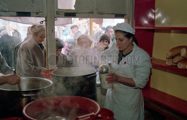 Sarajevo  Bosnien-Herzegowina  das Rote Kreuz verteilt warme Suppe fuer Beduerftige
