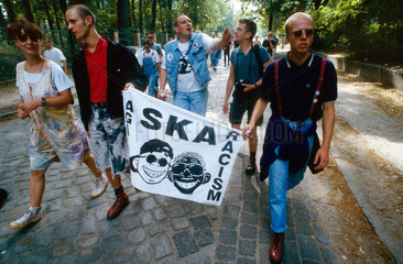 Potsdam  Deutschland  unpolitische und linke Skinheads (SHARP-Skins) demonstrieren um ihren Ruf