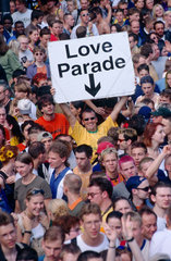 Berlin  Deutschland  Besucher auf der Loveparade im Tiergarten auf der Strasse des 17. Juni