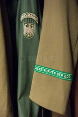 Berlin  Deutschland  Uniformen von Bundesgrenzschutz und DDR-Grenztruppen