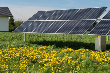 Ulrichsberg  Oesterreich  Solaranlagen auf einem Feld im oberen Muehlviertel