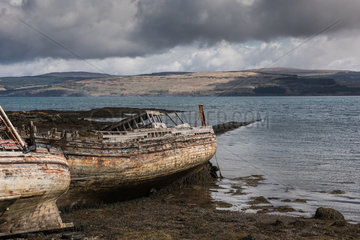Tobermory  Grossbritannien  Schiffswrack an der Kueste der Isle of Mull