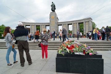 Berlin  Deutschland  Besucher am Sowjetischen Ehrenmal zum Gedenken an das Ende des 2. Weltkriegs