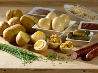 Riedlingen  Deutschland  Kartoffeln mit Eiern  Gurken  Dauerwurst und Krautsalat