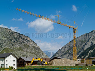 Andermatt  Schweiz  Baukran auf einer Baustelle