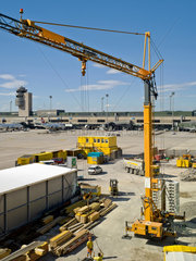 Zuerich  Schweiz  Baukran auf dem Flughafengelaende