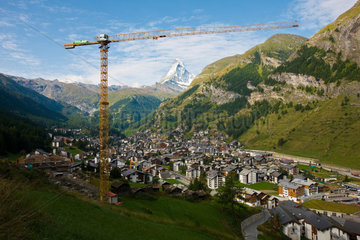 Zermatt  Schweiz  Stadtansicht mit Baukran im Hintergrund das Matterhorn