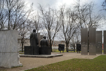Berlin  Deutschland  das umgestellte Denkmal von Marx und Engels