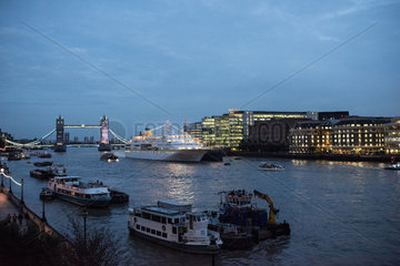 London  Grossbritannien  die MS Hamburg im Hafen
