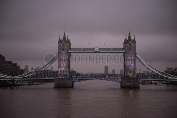 London  Grossbritannien  Blick auf die Tower Bridge bei Nacht