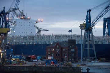 Hamburg  Deutschland  Schiff am Container-Terminal im Hamburger Hafen