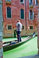 Venedig  Italien  ein Gondoliere bei der Arbeit