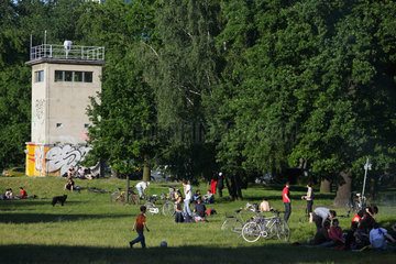 Berlin  Deutschland  Menschen in der Parkanlage am Schlesischen Busch